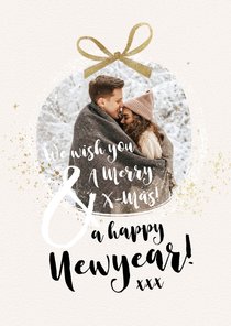 Typografische kerstkaart foto kerstbal strik goud