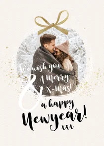 Typografische kerstkaart foto kerstbal strik goud