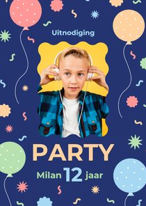 Uitnodiging feestje met foto, confetti en ballonnen blauw