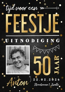 Uitnodiging hip krijtbord met gouden tekst en confetti