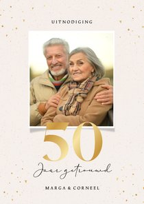 Uitnodiging huwelijksjubileum vijftig met foto en goudfolie