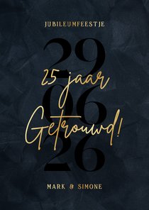 Uitnodiging jubileumfeestje donkerblauw grote datum met goud