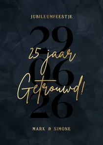 Uitnodiging jubileumfeestje donkerblauw grote datum met goud