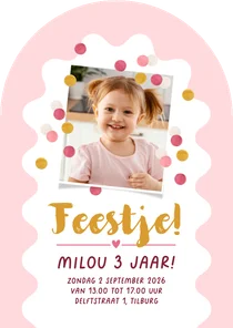 Uitnodiging kinderfeestje boogvorm confetti roze goud foto