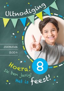 Uitnodiging kinderfeestje kriijtbord blauw