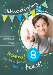 Uitnodiging kinderfeestje kriijtbord blauw