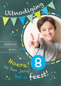 Uitnodiging kinderfeestje kriijtbord blauw