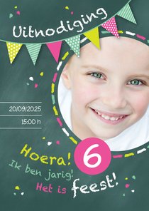 Uitnodiging kinderfeestje kriijtbord roze