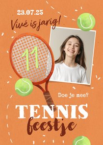 Uitnodiging kinderfeestje tennis foto racket bal veld