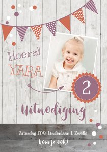 Uitnodiging kinderverjaardag roze foto, slinger en confetti