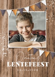 Uitnodiging lentefeest hout slingers foto stoer