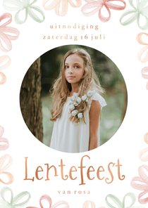 Uitnodiging lentefeest met gekleurde bloemen en foto