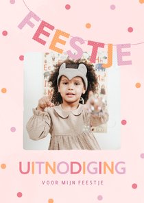 Uitnodiging met letter slinger voor kinderfeestje 