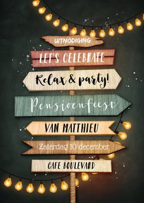 Uitnodiging pensioenfeest wegwijzers en slingers krijtbord