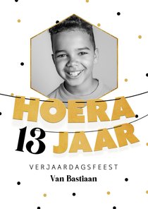 Uitnodiging verjaardag slingers goud confetti foto