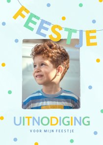 Uitnodiging voor kinderfeestje met letter slinger blauw