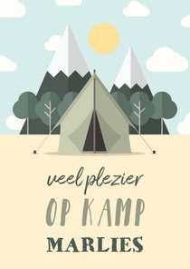 Vakantiekaart 'Veel plezier op kamp' met bos en tent