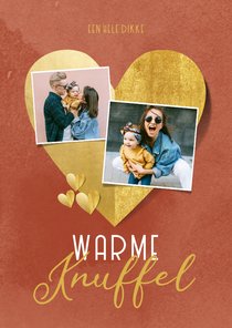 Valentijnskaart warme knuffel gouden hartjes foto's