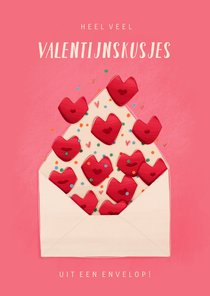 Valentijnskaartje valentijnskusjes uit een envelop