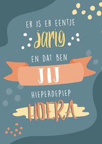 Verjaardag felicitatie met typografie 'er is er een jarig'