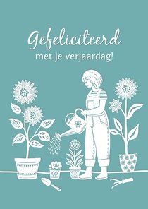 Verjaardag vrouw werkt in de tuin