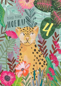 Verjaardagskaart bloemen en lief luipaard