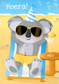 Verjaardagskaart humor koala met zonnebril in strandstoel