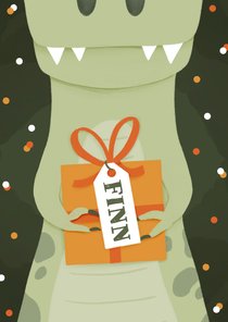 Verjaardagskaart kind met halve dinosaurus en geel cadeautje