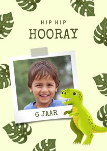 Verjaardagskaart met dinosaurus, bladeren en foto