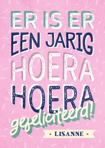 Verjaardagskaart roze met naam 'er is er een jarig'