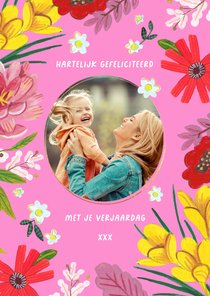 Verjaardagskaart vrolijke bloemen en foto roze