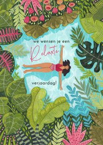 Verjaardagskaart vrouw drijft in tropische zee