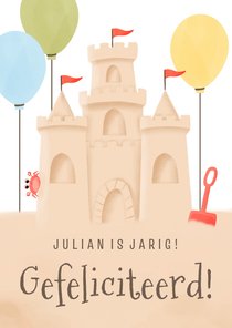 Verjaardagskaart zandkasteel krab ballonnen schep