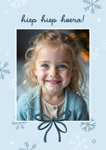 Verjaardagskaartje winter lichtblauw foto strik sneeuwvlok