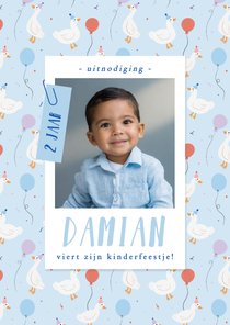 Vrolijk blauw kinderfeestje uitnodiging met foto en eendjes