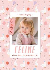 Vrolijk roze kinderfeestje uitnodiging met foto en eendjes