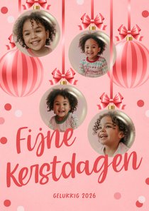 Vrolijke fotokerstkaart met roze kerstballen en confetti