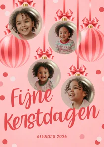 Vrolijke fotokerstkaart met roze kerstballen en confetti