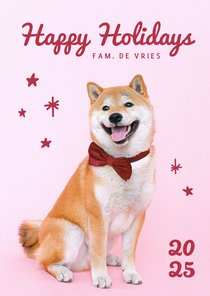 Vrolijke roze kerstkaart met hond met strik en sterren