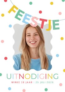 Vrolijke uitnodiging met gekleurde slinger en confetti foto