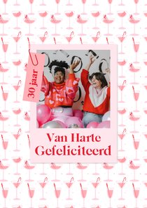 Vrolijke verjaardagskaart met foto en roze cocktails patroon