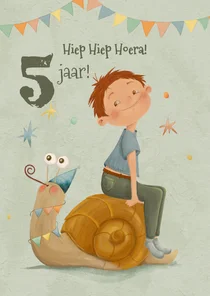 Vrolijke verjaardagskaart met slak en slingers voor jongen 