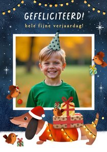 Vrolijke verjaardagskaart teckel in de winter met cadeautjes