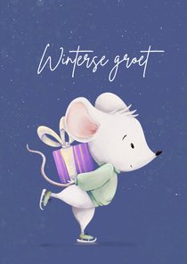 Winterkaart met muis op schaatsen en cadeau