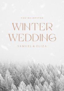 Winterwedding trouwkaart met besneeuwd bos