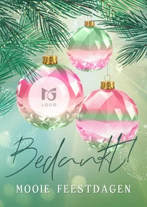 Zakelijke kerstkaart met gekleurde kristallen kerstballen