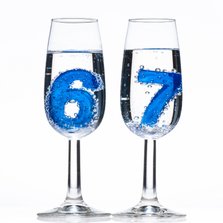 67 in champagne glazen met bubbels