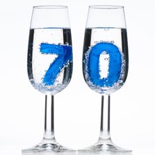 70 in champagne glazen met bubbels