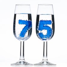 75 in champagne glazen met bubbels
