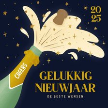 Donkere nieuwjaarskaart met knallende fles champagne